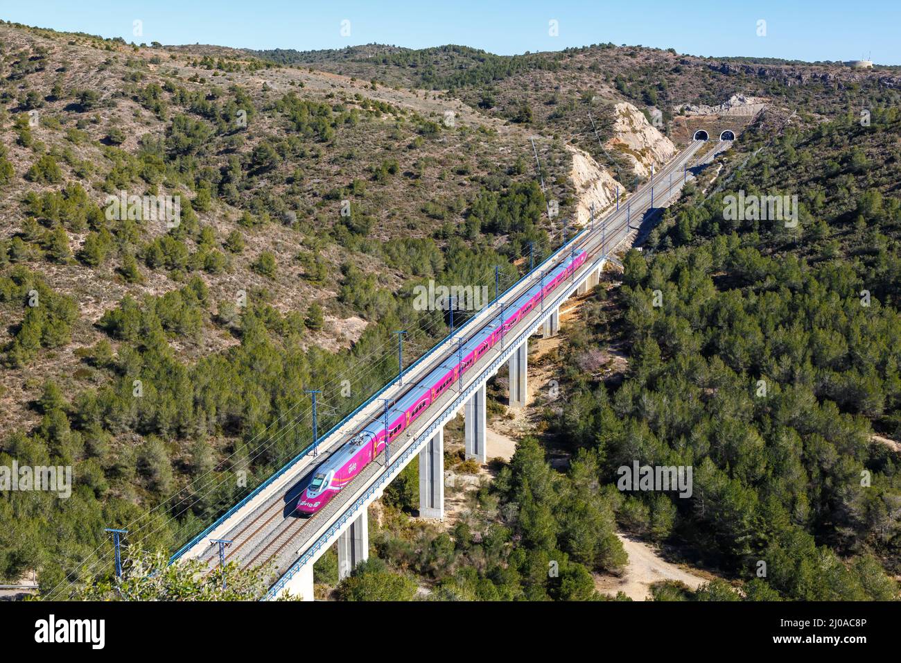 Roda de Bera, Spagna - 20 febbraio 2022: Treno ad alta velocità Talto 350 della RENFE AVLO sulla linea ferroviaria ad alta velocità Madrid - Barcellona vicino a Roda de Foto Stock