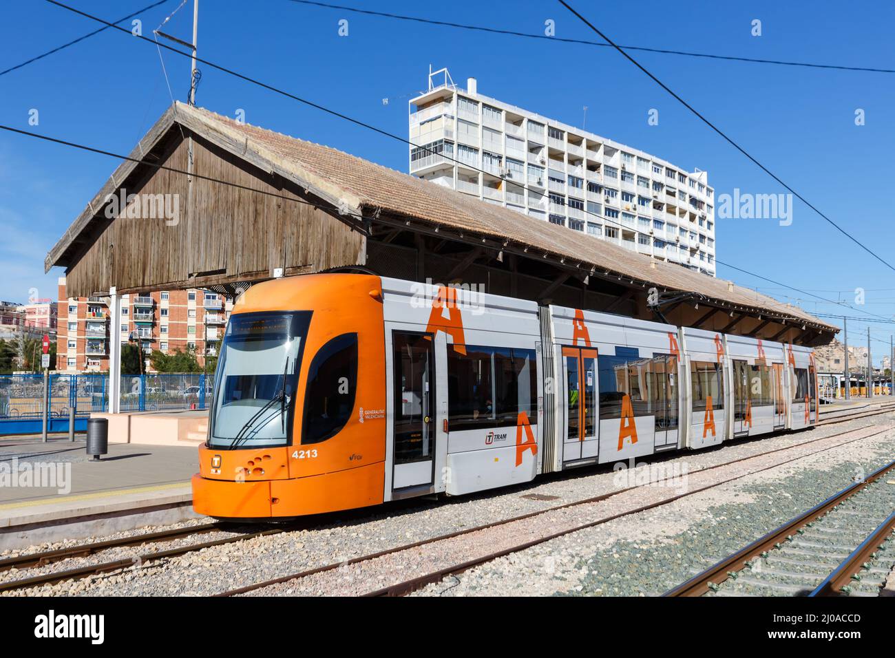 Alicante, Spagna - 15 febbraio 2022: Modern Bombardier Flexity Outlook tram ferroviario leggero Alacant trasporto pubblico traffico di transito in Alic Foto Stock