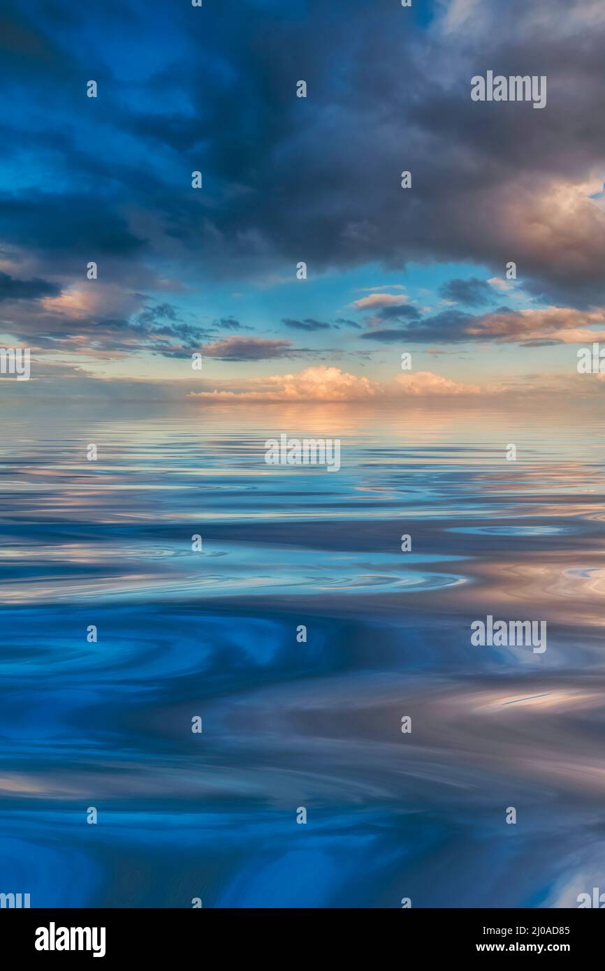 Riflesso di nuvole tempestose in acqua all'alba o al tramonto Foto Stock