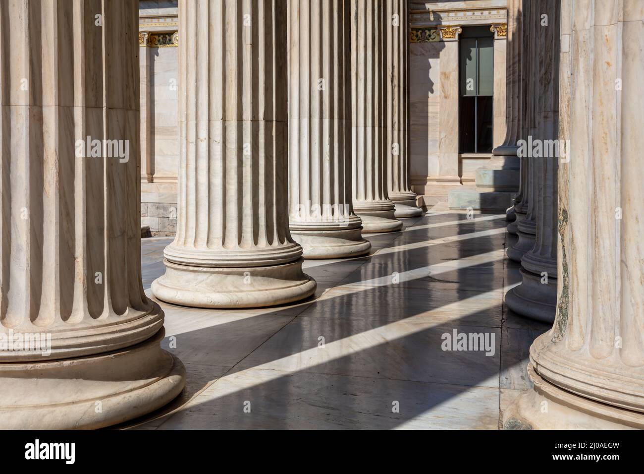 Colonne classiche in marmo bianco. Atene Grecia Accademia neoclassico edificio colonnato. Pilastri classici di seguito. Foto Stock