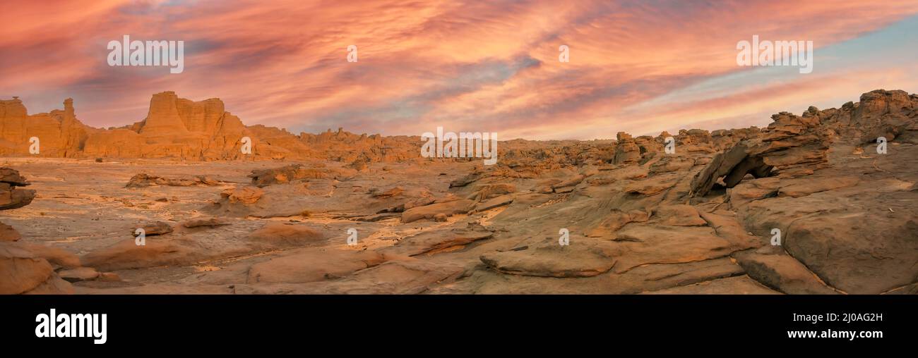 Tassili n'Ajjer è un parco nazionale nel deserto del Sahara, situato su un vasto altopiano nel sud-est dell'Algeria Foto Stock