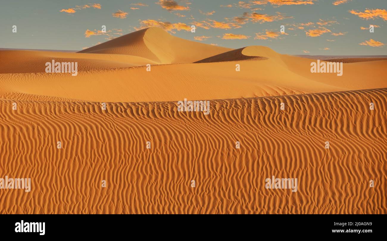 Dune di sabbia nel deserto di Hoggar nella parte meridionale dell'Algeria Foto Stock