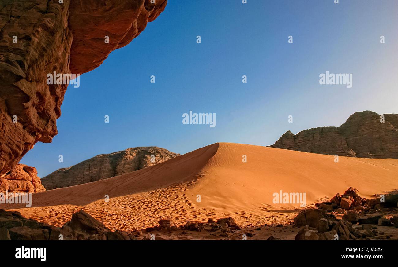 Rocce e sabbia di Hoggar nell'Algeria meridionale Foto Stock