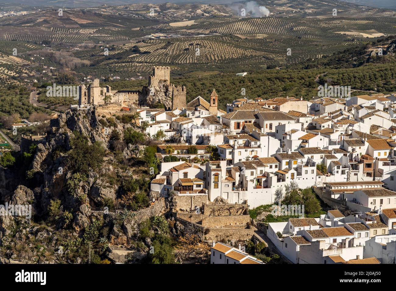 Das weisse Dorf und die maurische Burg, Zuheros, Andalusien, Spanien | la città bianca con castello moresco, Zuheros, Andalusia, Spagna Foto Stock