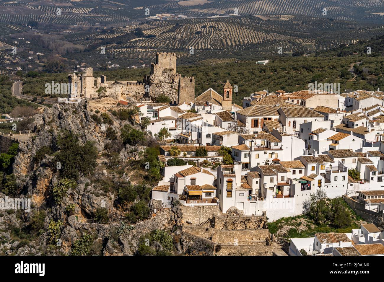 Das weisse Dorf und die maurische Burg, Zuheros, Andalusien, Spanien | la città bianca con castello moresco, Zuheros, Andalusia, Spagna Foto Stock