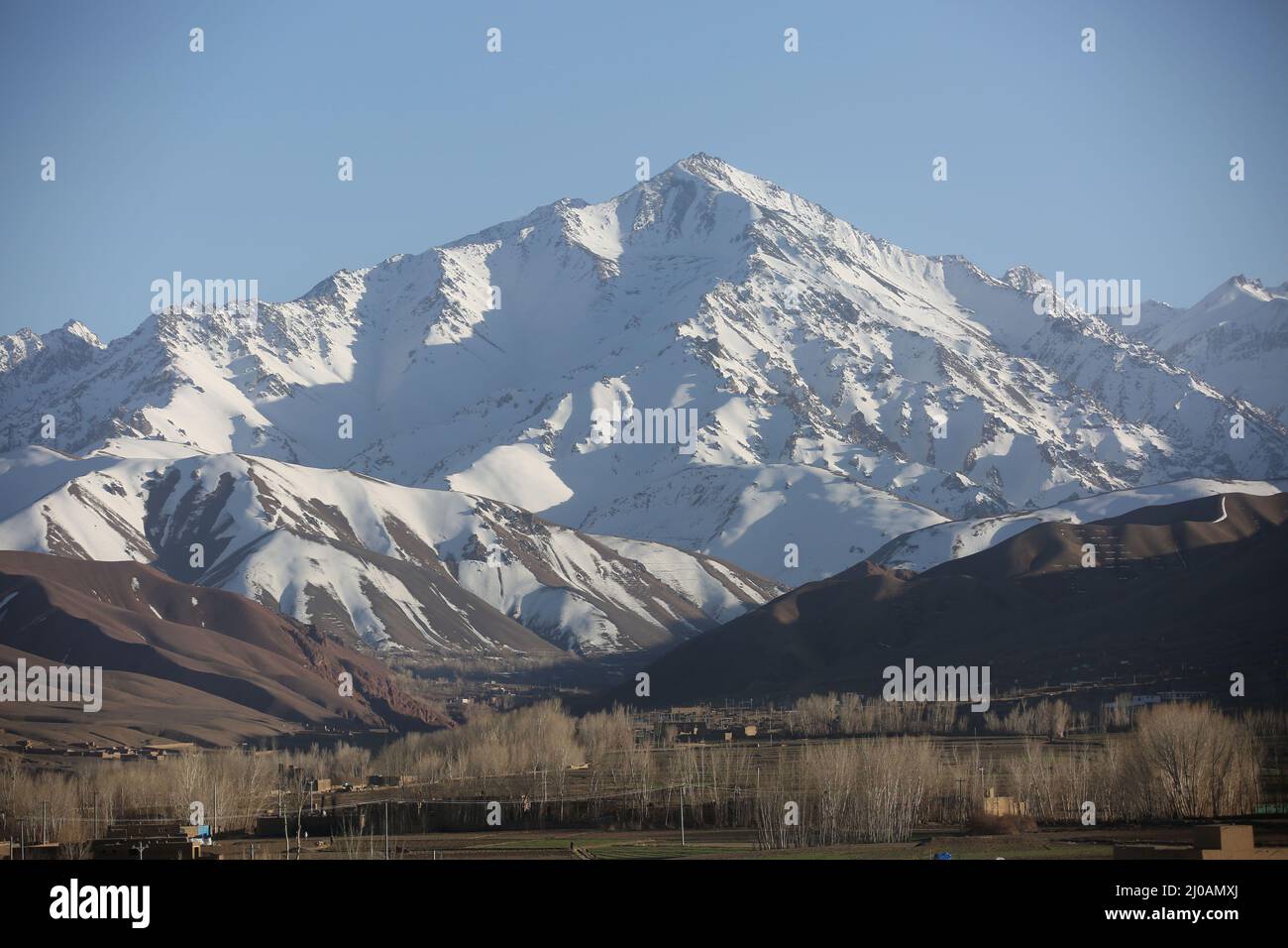 Bamiyan. 17th Mar 2022. Foto scattata il 17 marzo 2022 mostra una vista della città di Bamiyan, Afghanistan centrale. Credit: Saifurahman Safi/Xinhua/Alamy Live News Foto Stock