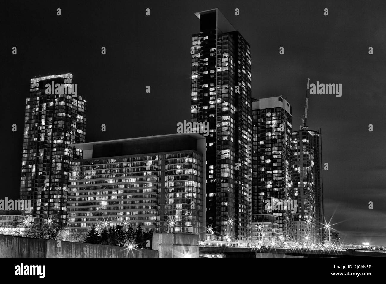 Foto a distanza di edifici illuminati per uffici Foto Stock