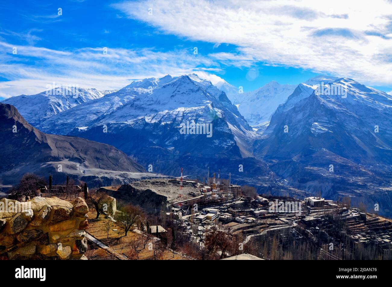 La città di Karimabad, situata sulla riva occidentale del fiume Hunza, si trova nelle zone settentrionali del Pakistan, in una valle che si trova a 2.500 m di altitudine Foto Stock