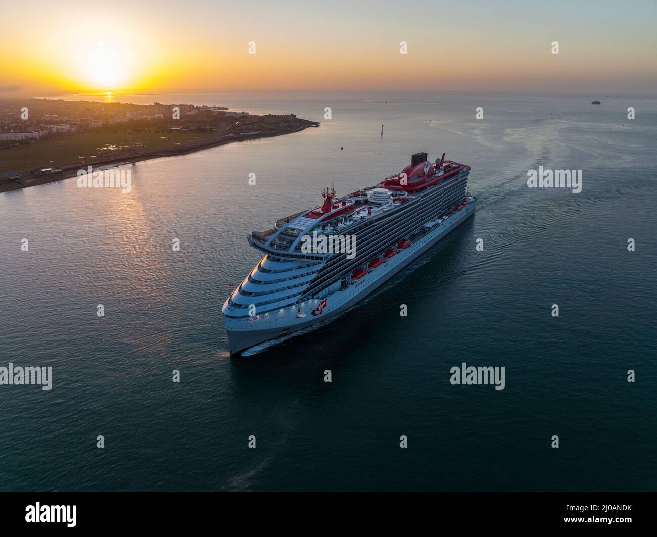 Valiant lady nave da crociera con Virgin Voyages che arriva a Portsmouth International Port Inghilterra, mattina presto Foto Stock