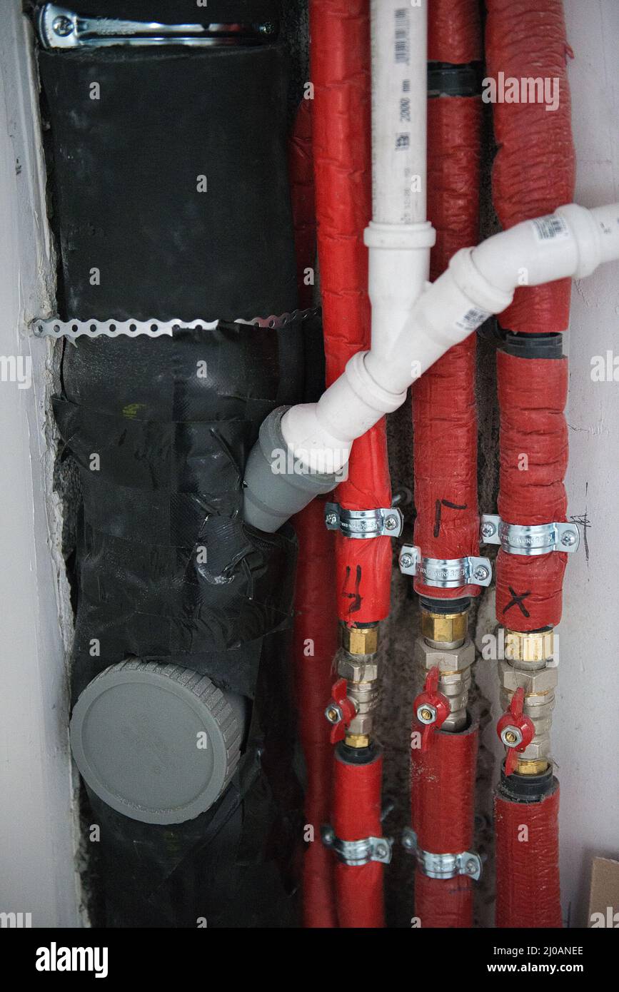Colpo verticale di tubi di gas rossi sulla parete Foto Stock