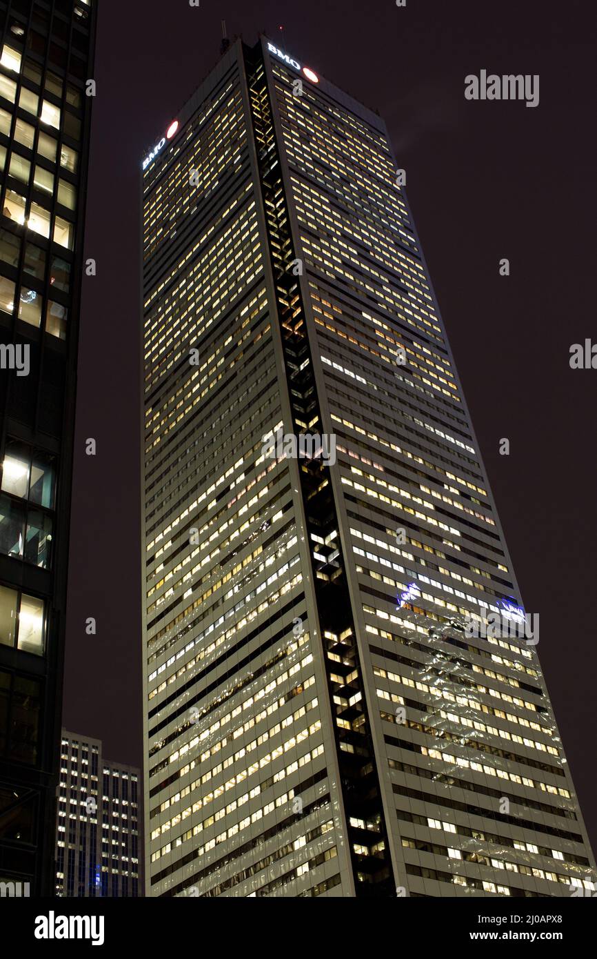 Foto ad angolo basso di un edificio illuminato per uffici di notte Foto Stock