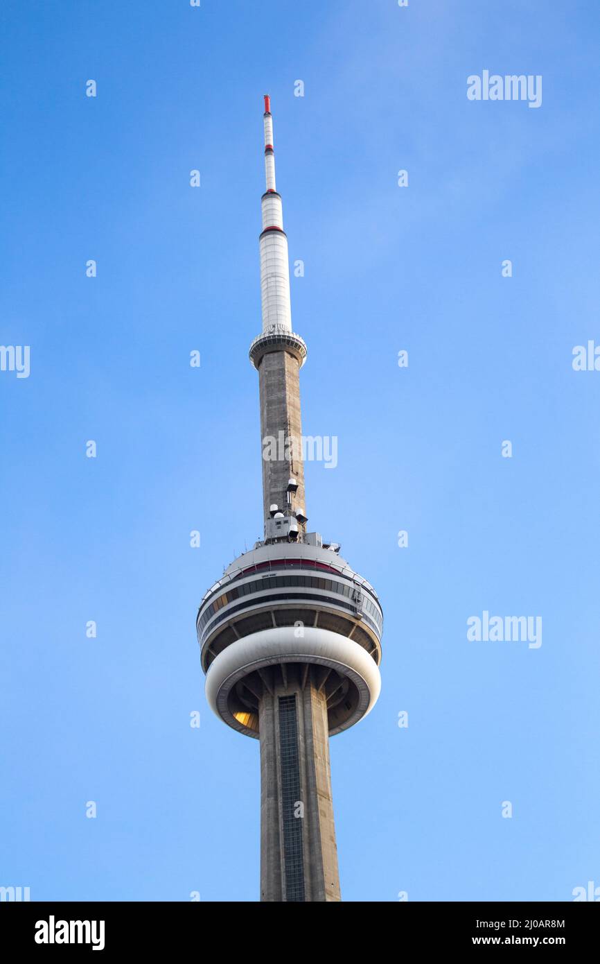 Inquadratura ad angolo basso della torre cn contro il cielo Foto Stock