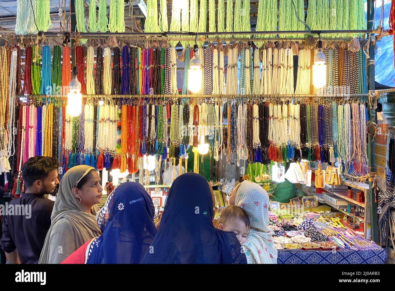 I pellegrini musulmani indiani acquistarono perle di preghiera durante il Muharram all'interno del Santuario di Sufi Saint Hazrat Khwaja Moinuddin Chishti, ad Ajmer, Rajasthan, India, il 20 agosto 2021. Foto di ABACAPRESS.COM Foto Stock