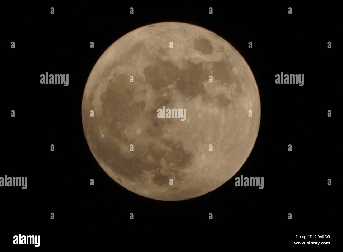 Una visione della luna piena durante la Sharad Purnima (giorno della luna piena), in Ajmer, Rajasthan, India il 20 ottobre 2021. Foto di ABACAPRESS.COM Foto Stock