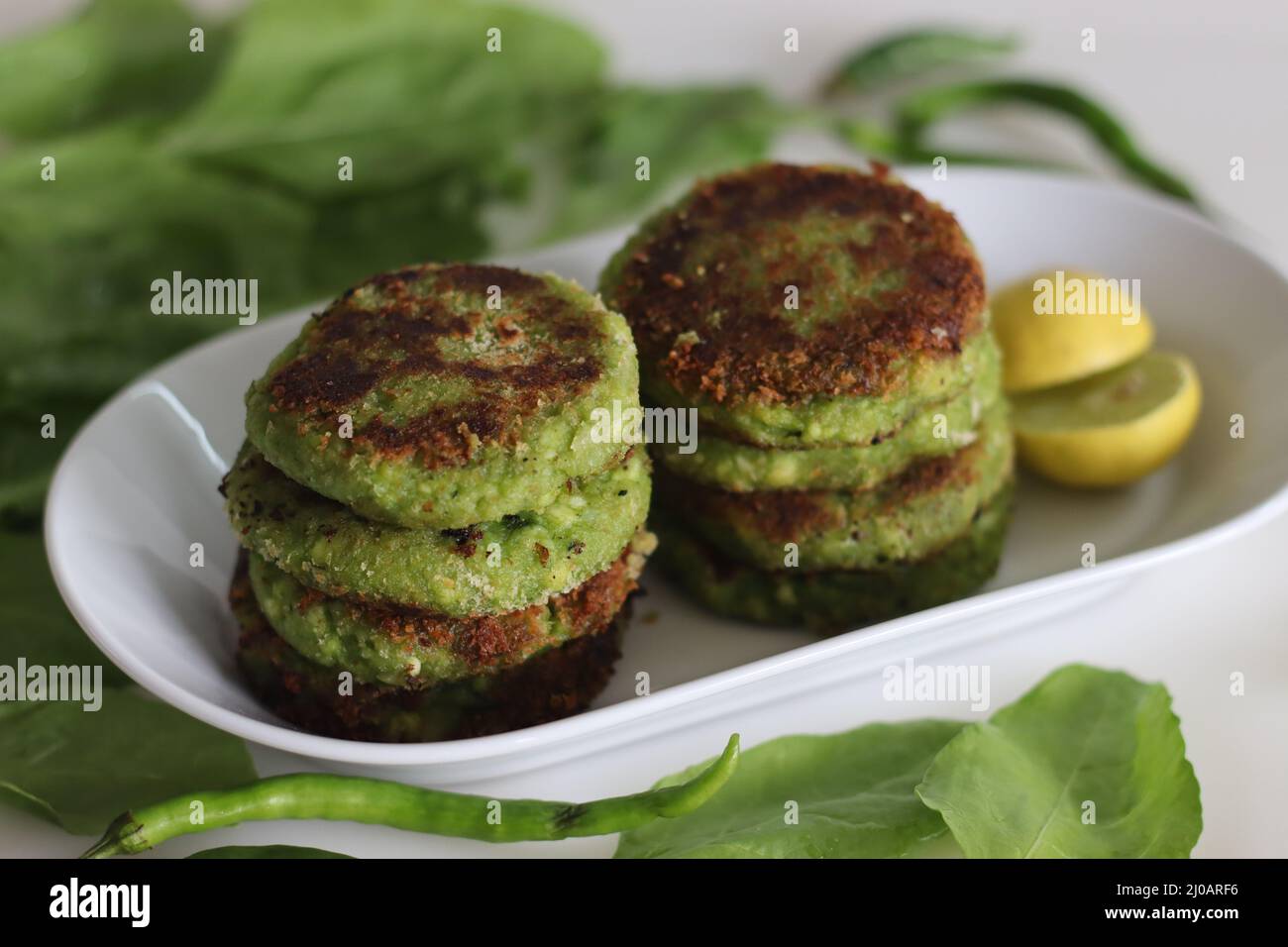 Cotolette di spinaci al formaggio caserario. Versione indiana di cotolette con formaggio casolare sbriciolato, spinaci purea, purè di patate e spezie. Comunemente noto come Foto Stock