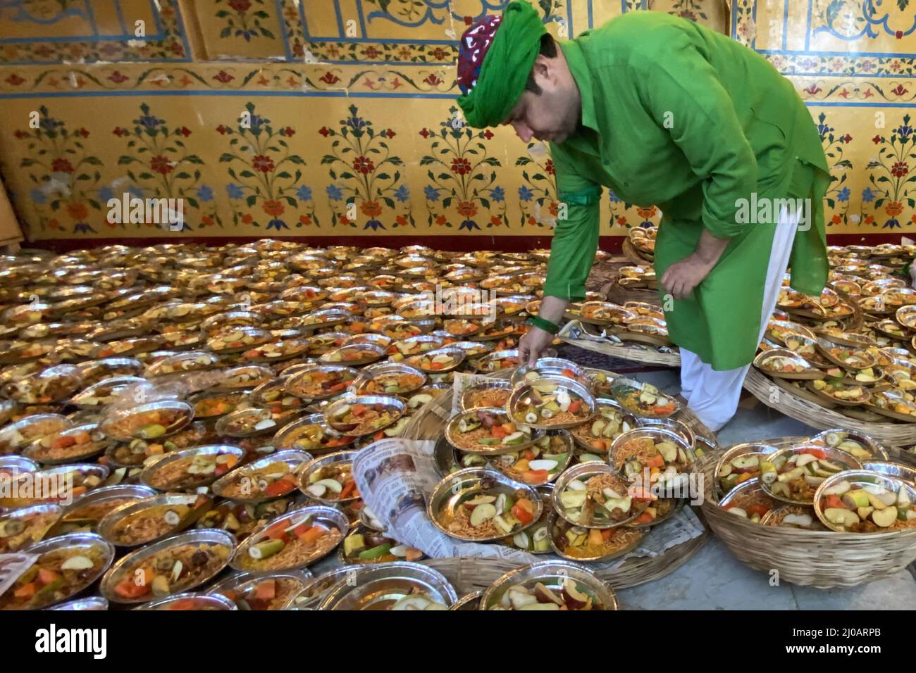 Un uomo organizza ristoro alimentare per i pellegrini durante Muharram all'interno del Santuario di Sufi San Hazrat Khwaja Moinuddin Chishti, a Ajmer, Rajasthan, India il 20 agosto 2021. Foto di ABACAPRESS.COM Foto Stock