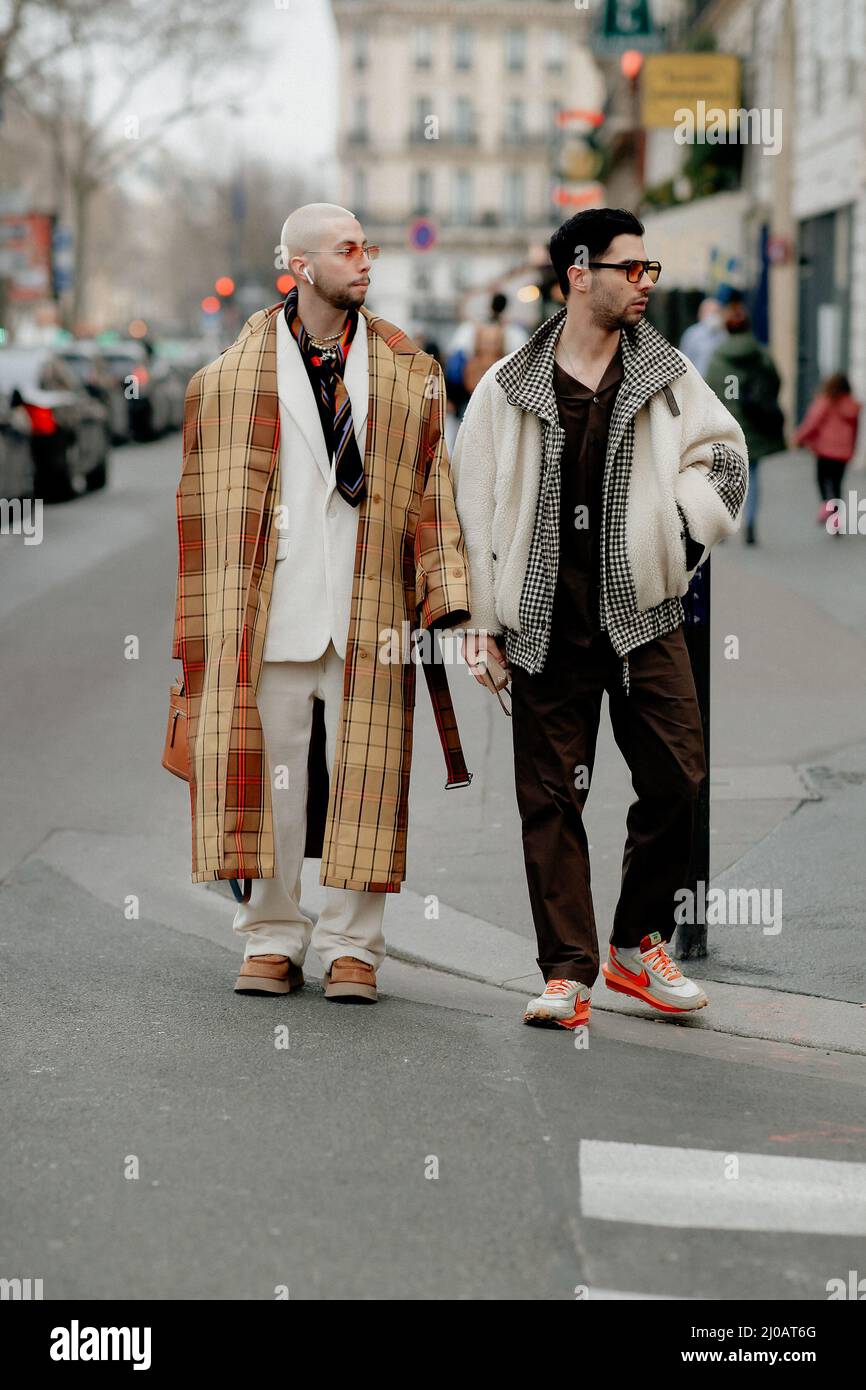 Street Style, Cristian BM e Carlos C in arrivo alla presentazione di Patou Autunno-Inverno 2022-2023, tenutasi a Boulevard Saint Germain, Parigi, Francia, il 2 marzo 2022. Foto di Marie-Paola Bertrand-Hillion/ABACAPRESS.COM Foto Stock