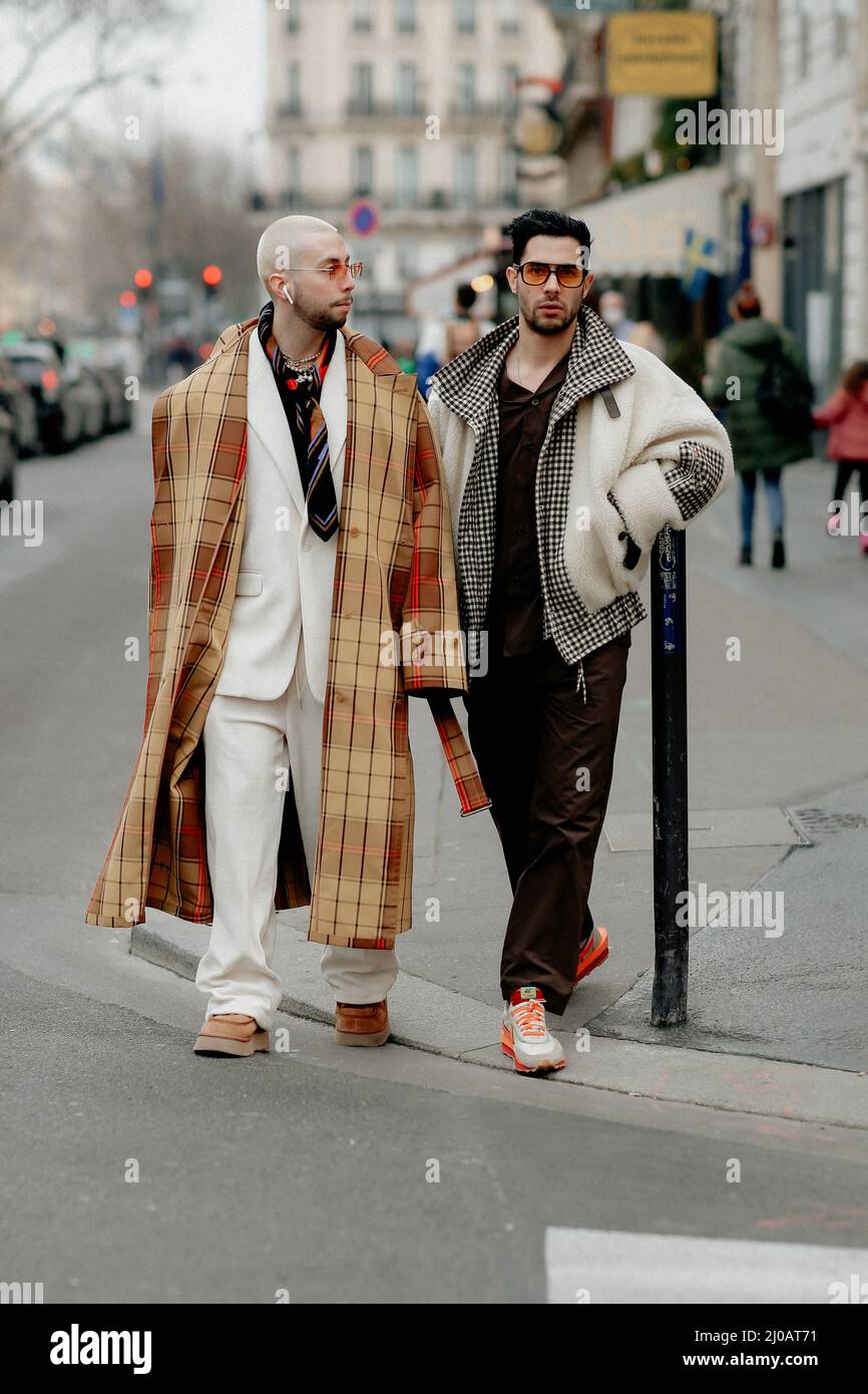 Street Style, Cristian BM e Carlos C in arrivo alla presentazione di Patou Autunno-Inverno 2022-2023, tenutasi a Boulevard Saint Germain, Parigi, Francia, il 2 marzo 2022. Foto di Marie-Paola Bertrand-Hillion/ABACAPRESS.COM Foto Stock