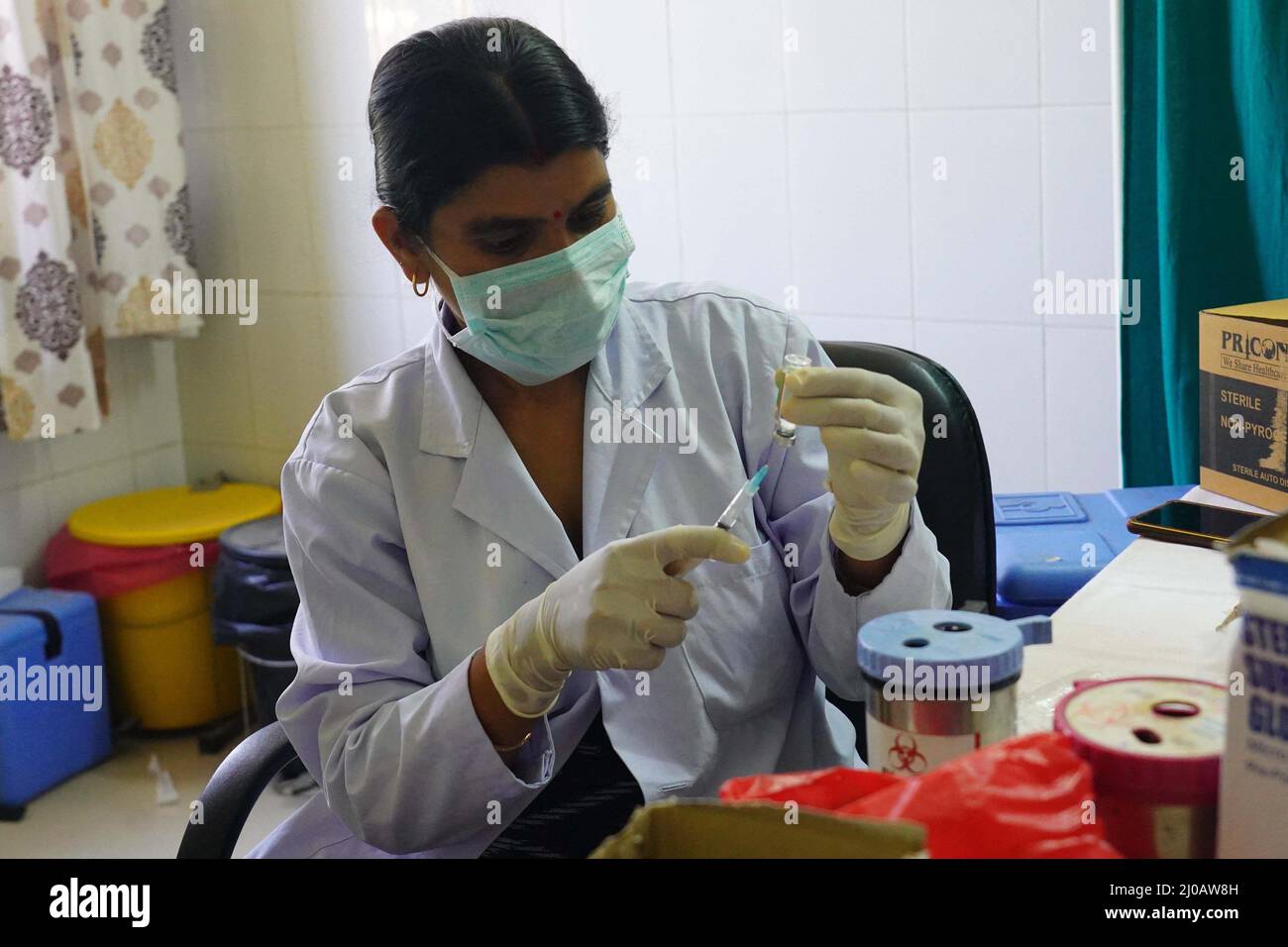 L'operatore sanitario indiano inocula le persone con una dose del vaccino del coronavirus Covisield Covid-19 in un centro di vaccinazione ad Ajmer, Rajasthan, India, il 08 maggio 2021. Foto Stock