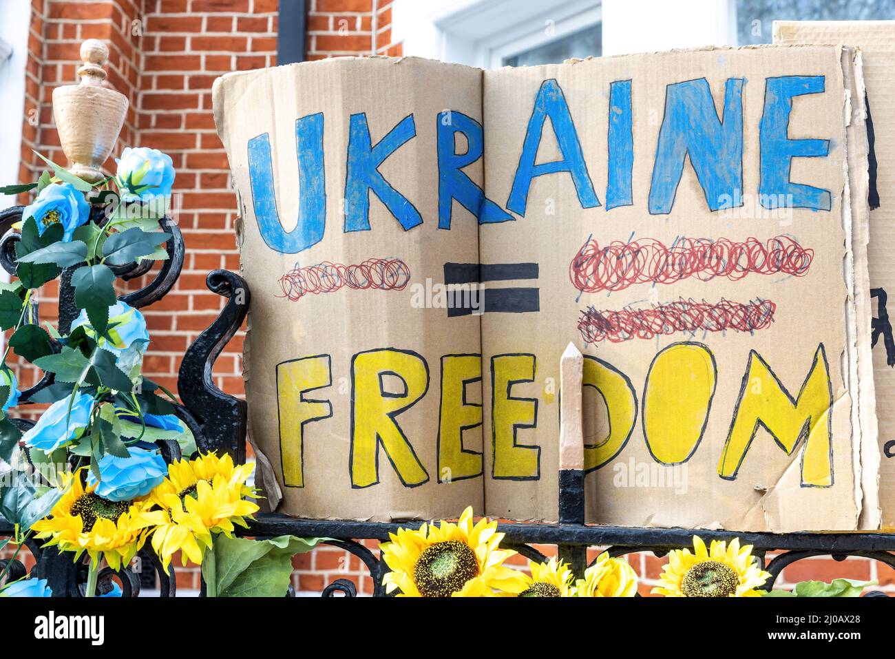 Londra, UK - 10th marzo 2022: Banner e cartelloni aggiunti alla recinzione di fronte all'Ambasciata russa, Londra. Protesta contro l'invasione dell'Ucraina da parte di V Foto Stock