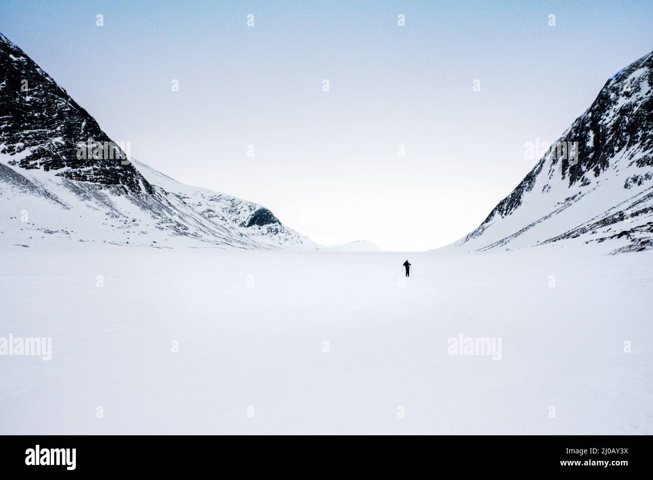 Una sola ski-tourer sci di fondo nella zona di Dovre / Dovrefjell della Norvegia Foto Stock