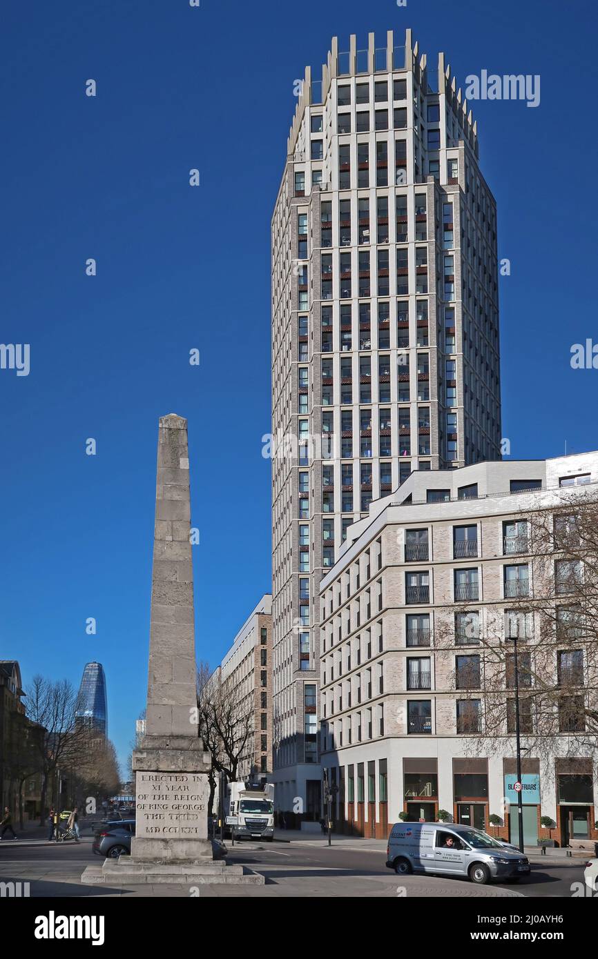 St Georges Circus, Blackfriars Road, Londra, Regno Unito. Si dice che sia il primo incrocio stradale costruito a Londra, 1771. L'obelisco originale fu restituito nel 1998 Foto Stock