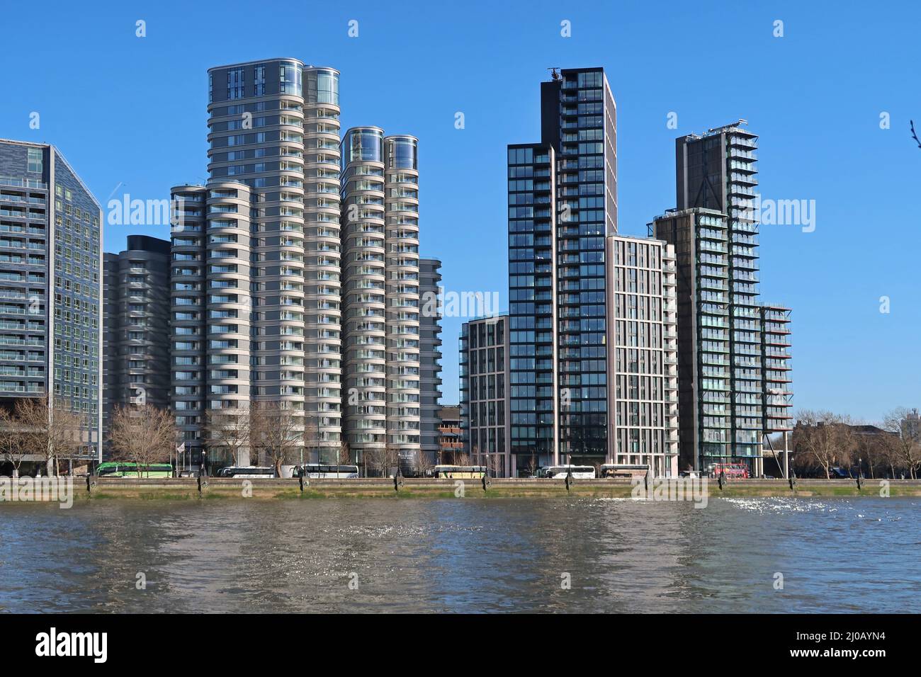 Nuovi blocchi di appartamenti sull'Albert Embankment di Londra. Comprende la Corniche di Foster + Partners (a sinistra) e Merano Residences di Richard Rogers (a destra). Foto Stock