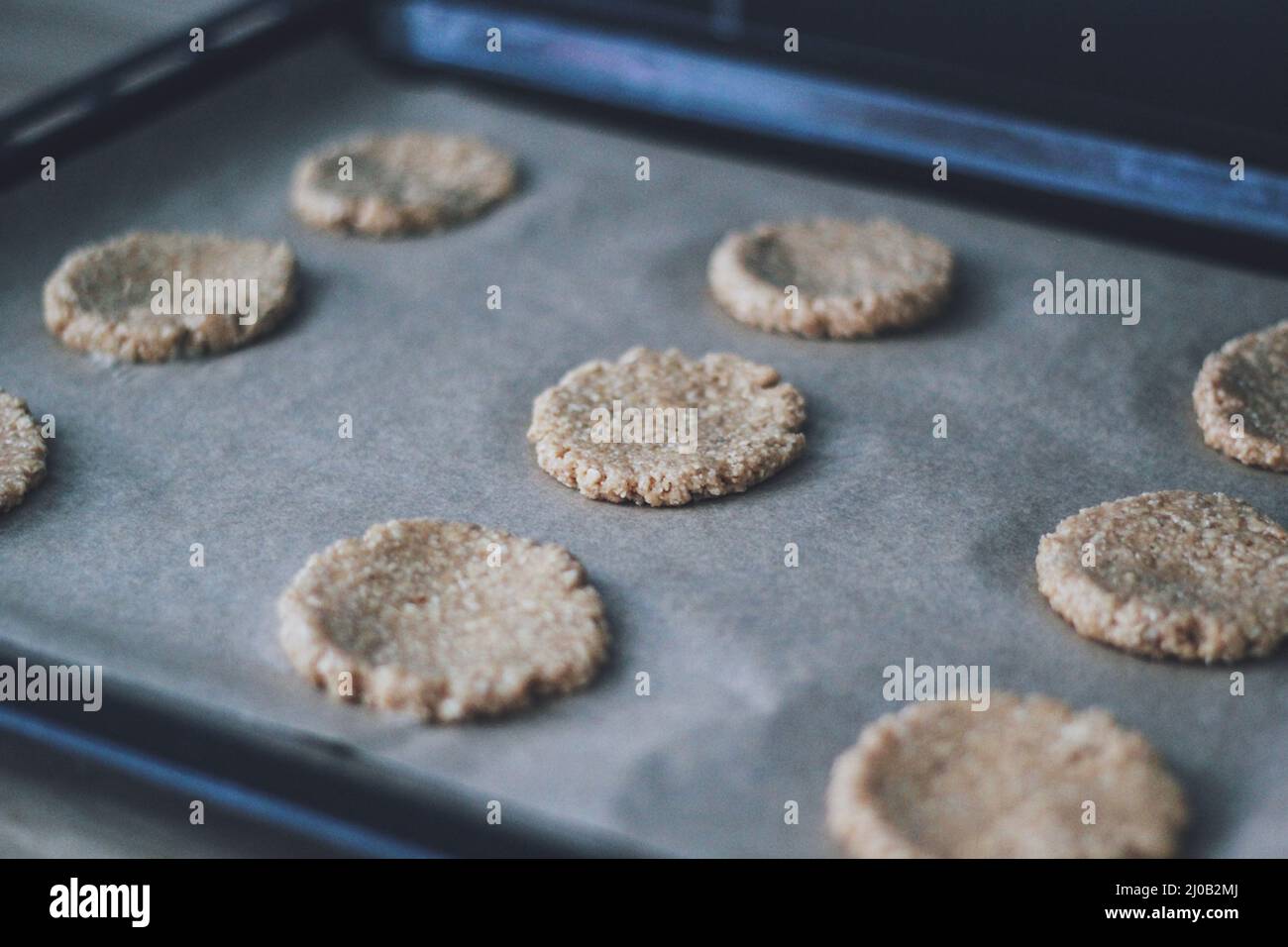 Biscotti fatti in casa su un vassoio del forno Foto Stock