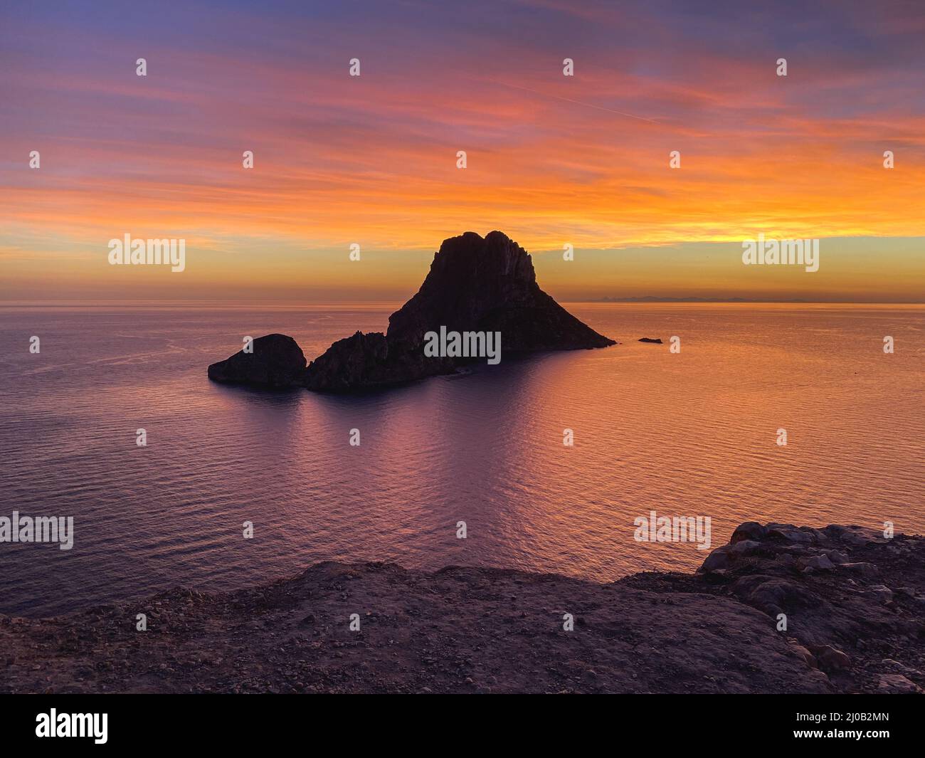 Es Vedra con un tramonto sul mare Foto Stock