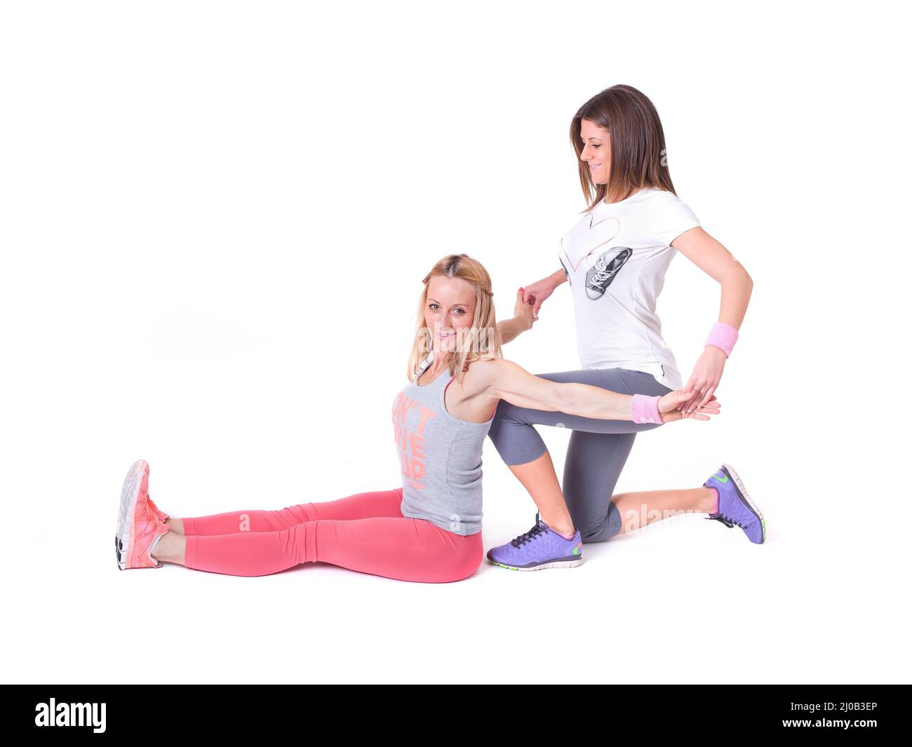 Due giovani donne che fanno esercizi di stretching yoga Foto Stock