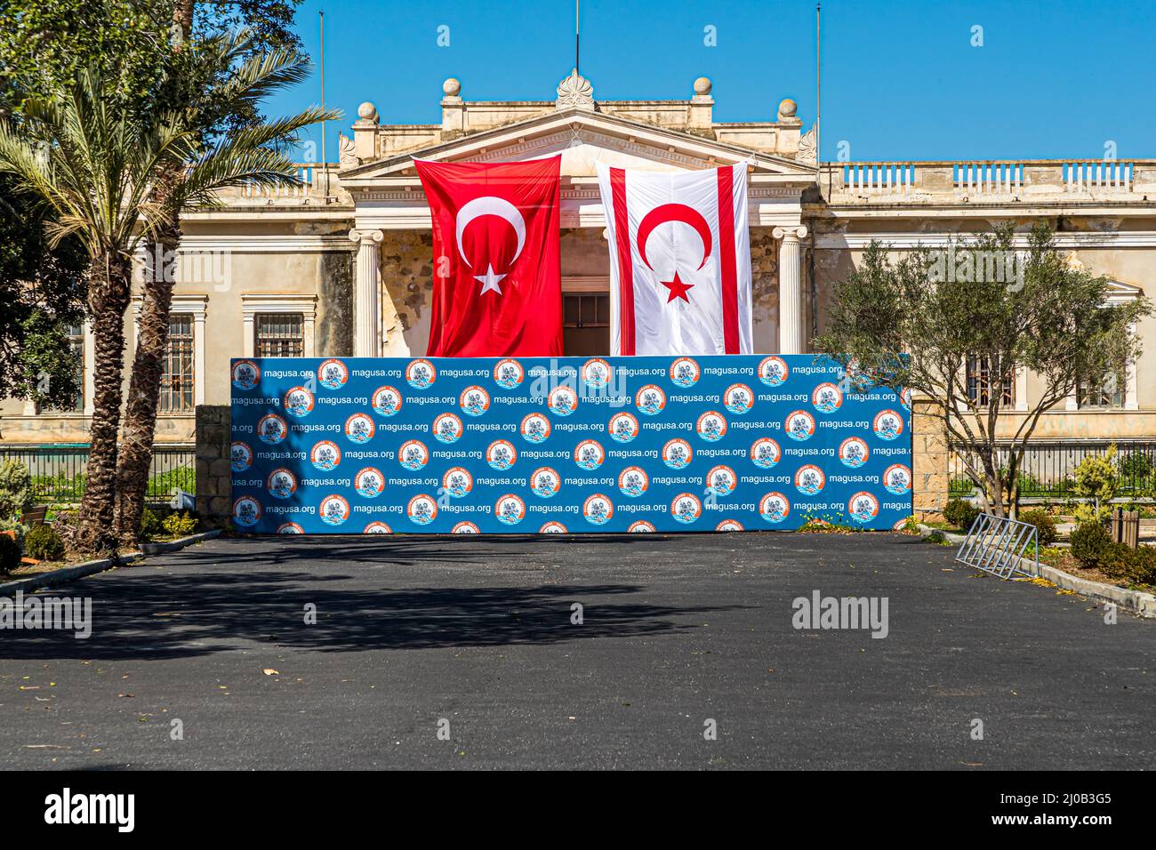 Il distretto di Varosha (Kapalı Maraş) a Famagosta (Cipro) fu tra il 1970 e il 1974 una delle destinazioni turistiche più popolari al mondo. I suoi abitanti greco-ciprioti fuggirono durante l'invasione turca di Cipro nel 1974, quando la città di Famagosta passò sotto il controllo turco. Da allora è rimasto abbandonato e gli edifici sono decaduti. Anche se i greco-ciprioti – compresi quelli le cui famiglie sono fuggite dall’area nel 1974 – ora possono visitare e persino vendere la loro proprietà (tramite un’organizzazione governativa turco-cipriota), alcuni percepiscono la riapertura come una pressione esercitata sui greco-ciprioti Foto Stock