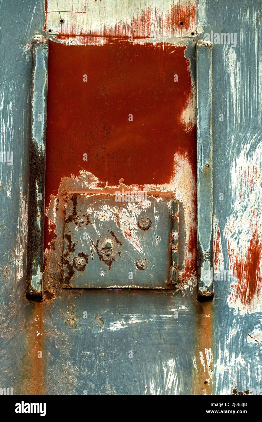 Colpo verticale di una porta in metallo arrugginito con grunge Foto Stock