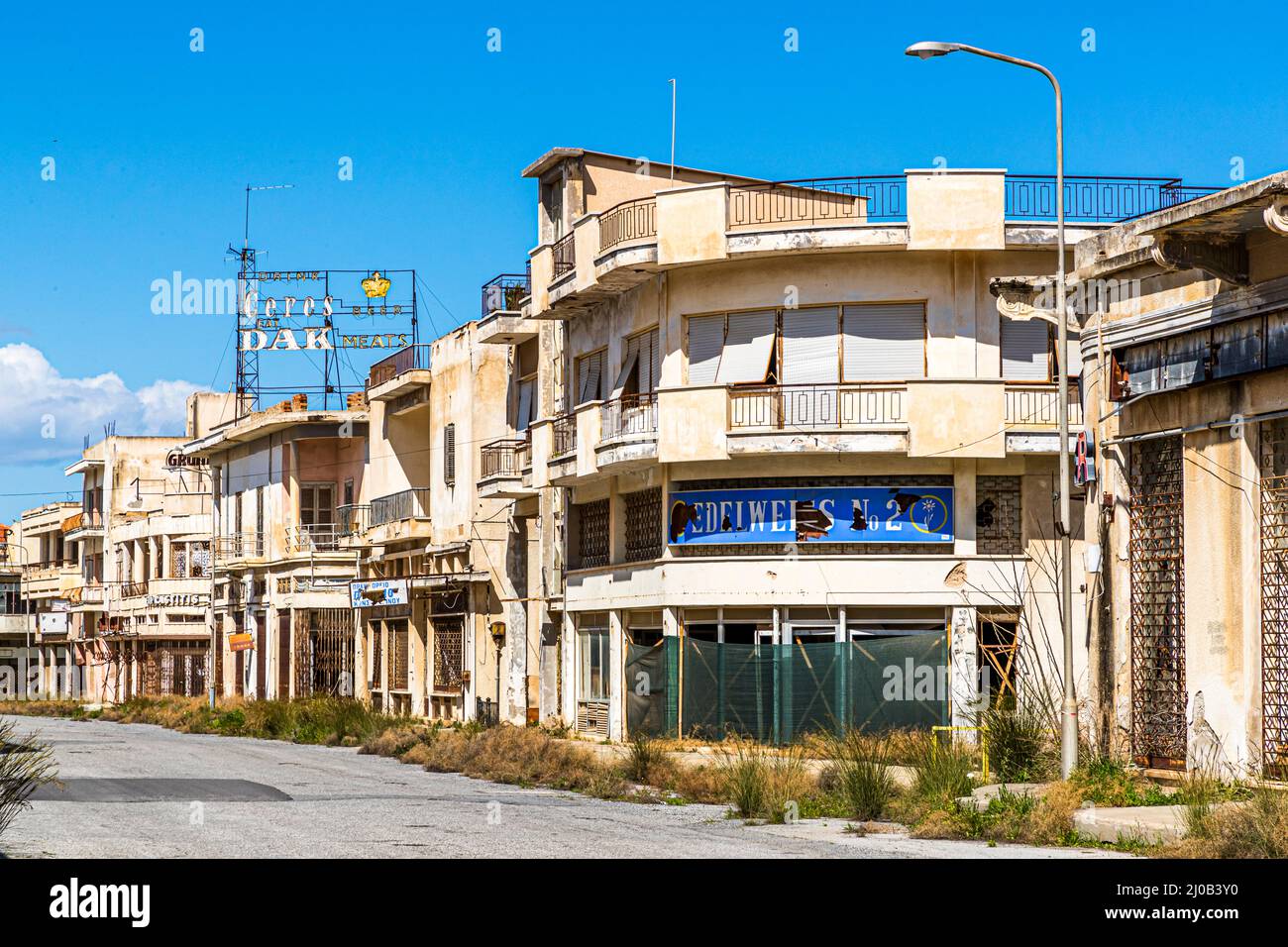 Il distretto di Varosha (Kapalı Maraş) a Famagosta (Cipro) era tra il 1970 e il 1974 una delle destinazioni turistiche più popolari del mondo. I suoi abitanti grecociprioti fuggirono durante l'invasione turca di Cipro nel 1974, quando la città di Famagosta venne sotto il controllo turco. Da allora è rimasta abbandonata e gli edifici sono decaditi. Foto Stock