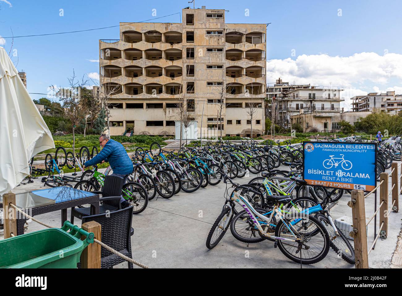 Le biciclette possono essere noleggiate all'ingresso visitatori del quartiere di Varosha. Il distretto di Varosha (Kapalı Maraş) a Famagosta (Cipro) fu tra il 1970 e il 1974 una delle destinazioni turistiche più popolari al mondo. I suoi abitanti greco-ciprioti fuggirono durante l'invasione turca di Cipro nel 1974, quando la città di Famagosta passò sotto il controllo turco. Da allora è rimasto abbandonato e gli edifici sono decaduti. Una manciata di strade all'interno del resort sono state ripavimentate per facilitare l'esplorazione. È anche possibile noleggiare una bicicletta una volta passato attraverso il checkpoint militare – anche se t Foto Stock