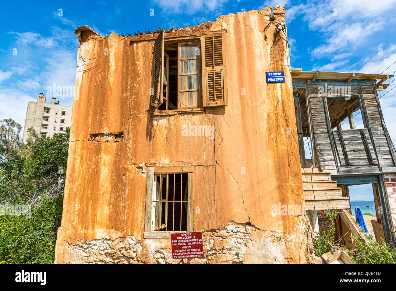 Il distretto di Varosha (Kapalı Maraş) a Famagosta (Cipro) fu tra il 1970 e il 1974 una delle destinazioni turistiche più popolari al mondo. I suoi abitanti greco-ciprioti fuggirono durante l'invasione turca di Cipro nel 1974, quando la città di Famagosta passò sotto il controllo turco. Da allora è rimasto abbandonato e gli edifici sono decaduti. La maggior parte degli abitanti originari di Varosha (e dei loro diretti discendenti) vive ora a sud della zona cuscinetto delle Nazioni Unite di Cipro. Queste famiglie sono ancora i legittimi proprietari di proprietà a Varosha, ma mentre la città è combattuta, non possono rivendicarla. E poi, molti Foto Stock