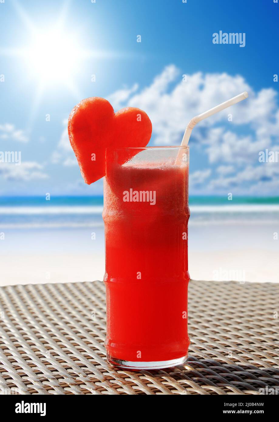 Cocktail di frutta su un tavolo in spiaggia Foto Stock