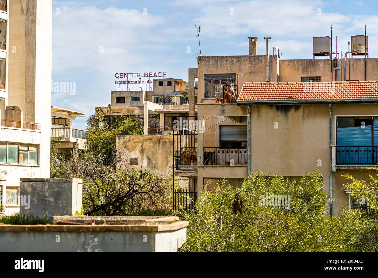 Il distretto di Varosha (Kapalı Maraş) a Famagosta (Cipro) era tra il 1970 e il 1974 una delle destinazioni turistiche più popolari del mondo. I suoi abitanti grecociprioti fuggirono durante l'invasione turca di Cipro nel 1974, quando la città di Famagosta venne sotto il controllo turco. Da allora è rimasta abbandonata e gli edifici sono decaditi. Foto Stock