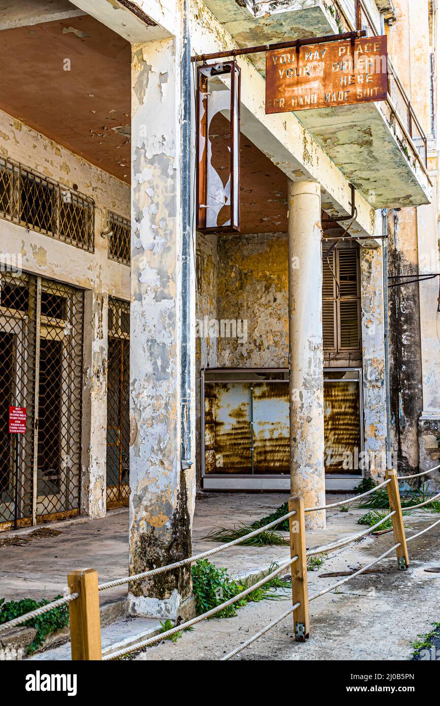 Il distretto di Varosha (Kapalı Maraş) a Famagosta (Cipro) era tra il 1970 e il 1974 una delle destinazioni turistiche più popolari del mondo. I suoi abitanti grecociprioti fuggirono durante l'invasione turca di Cipro nel 1974, quando la città di Famagosta venne sotto il controllo turco. Da allora è rimasta abbandonata e gli edifici sono decaditi. Foto Stock