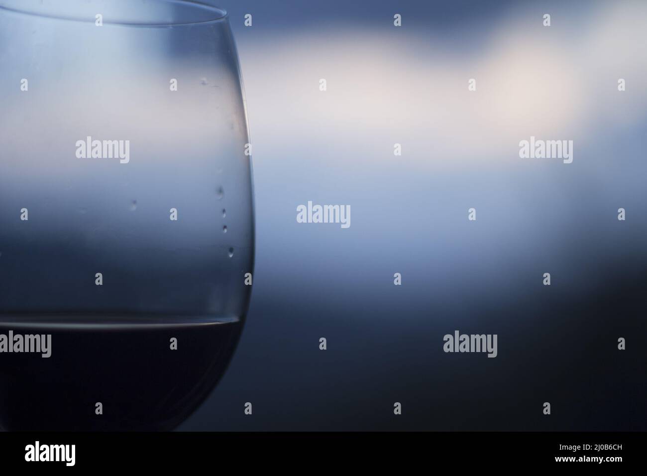 Primo piano macrofumo di vino rosso contro il cielo blu Foto Stock