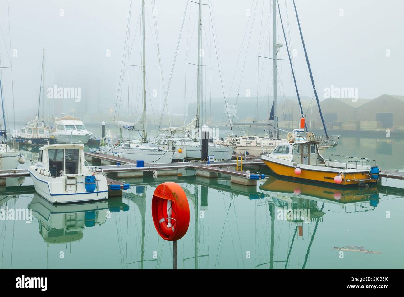 Mattina di nebbia al Porto di Shoreham a Southwick, West Sussex, Inghilterra. Foto Stock