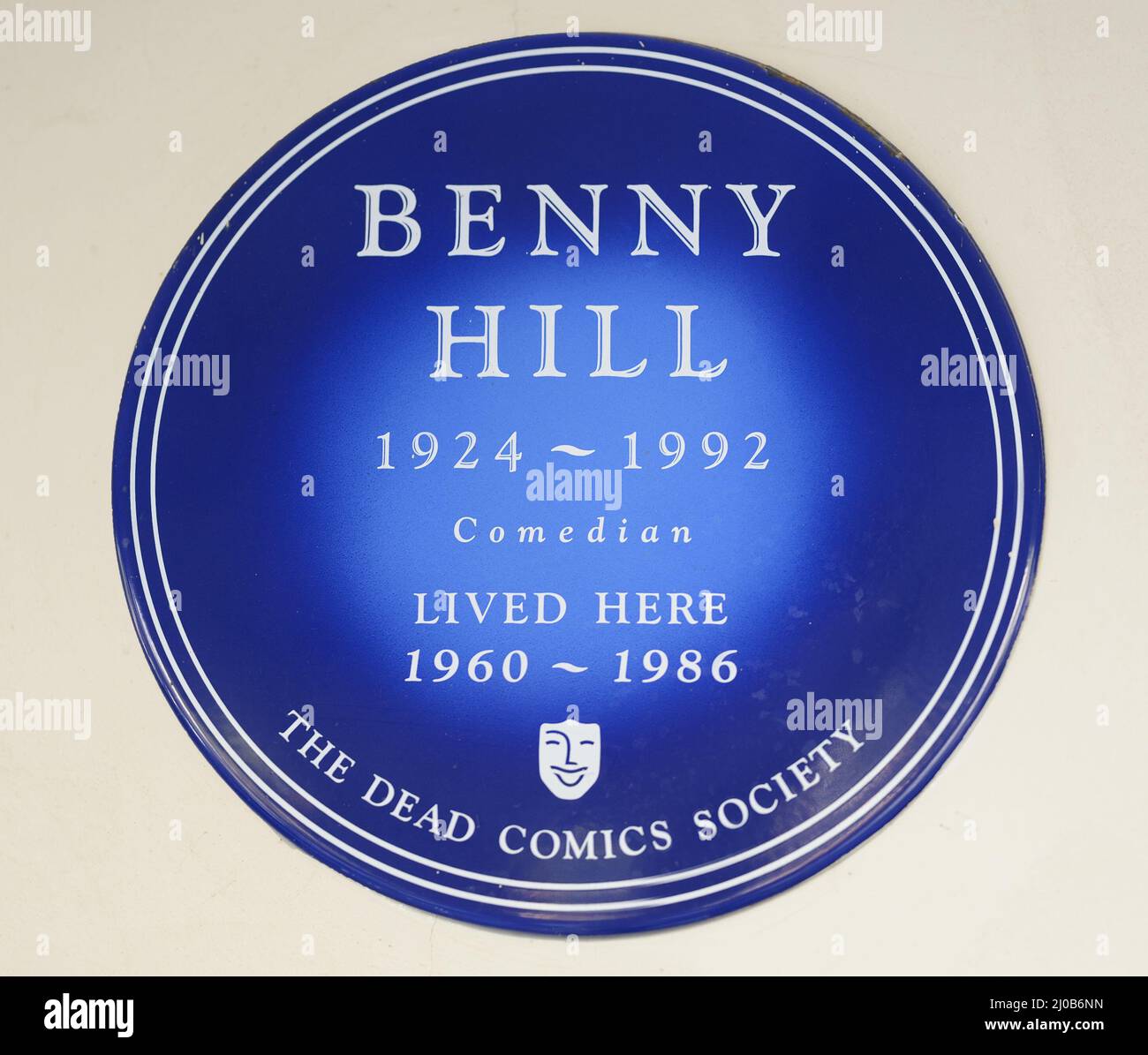 Londra, Regno Unito. Targa commemorativa: 'Benny Hill 1924-1992 comico vissuto qui 1960-1986' a 1 e 2 Queen's Gate, Kensington Foto Stock