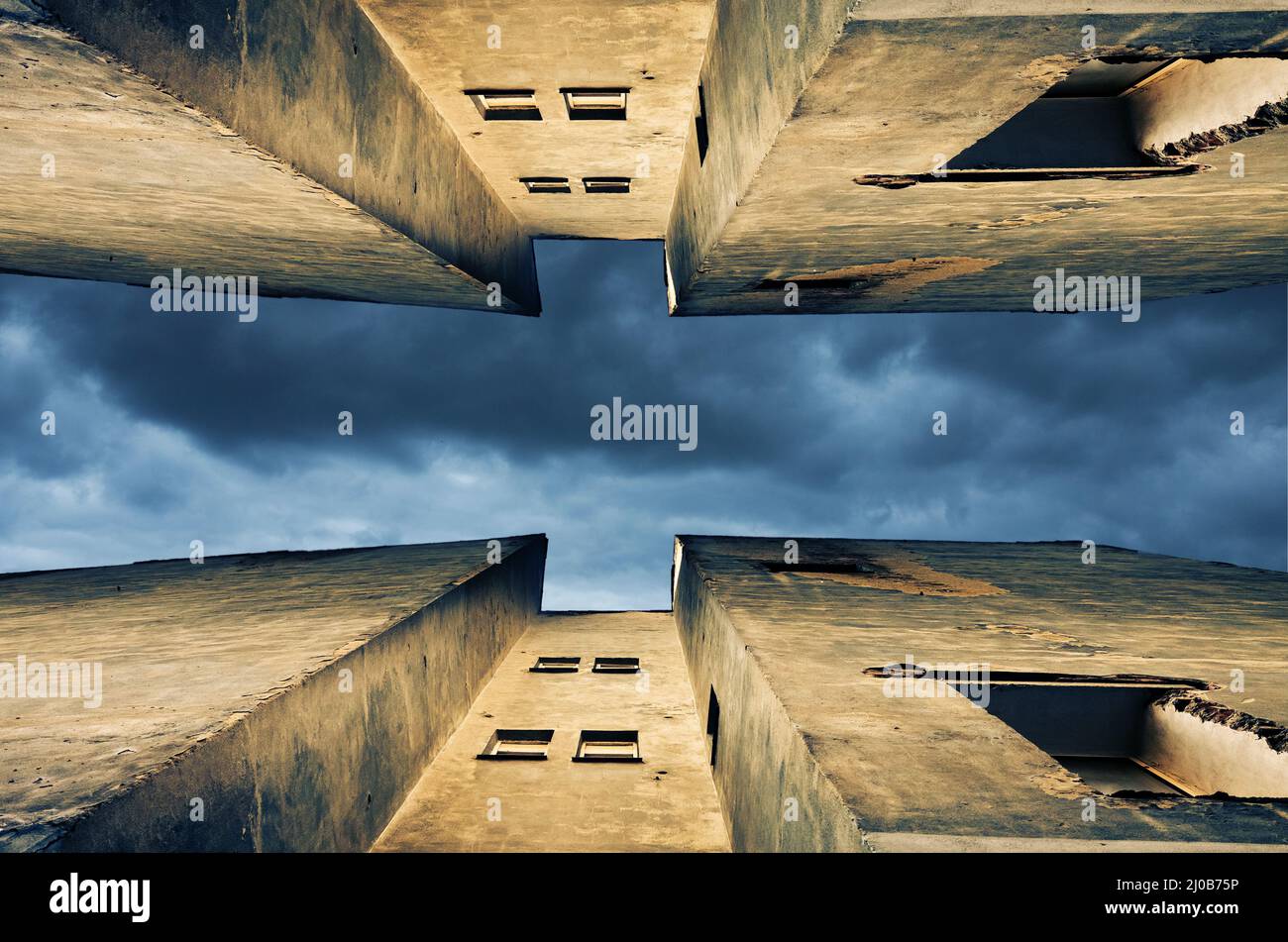 due edifici e il cielo tra loro Foto Stock