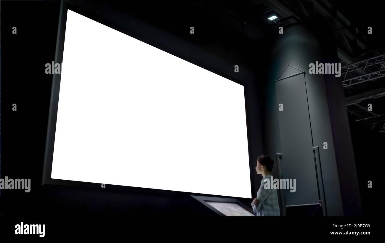 Donna che guarda la grande vuoto interactive Wall display - schermata bianca concept Foto Stock