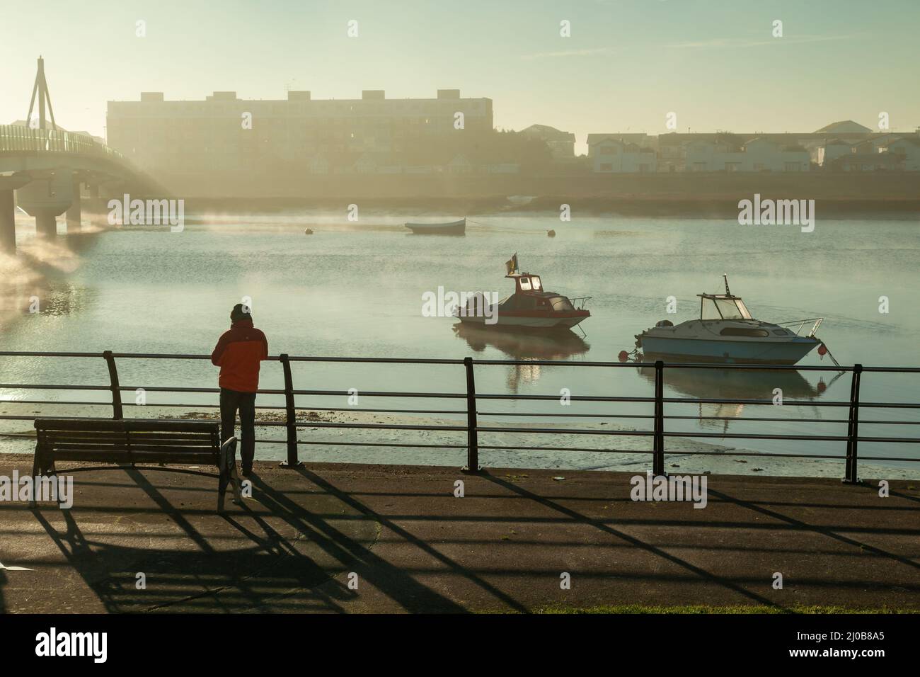 Misty mattina invernale sul fiume Adur a Shoreham-by-Sea, West Sussex, Inghilterra. Foto Stock