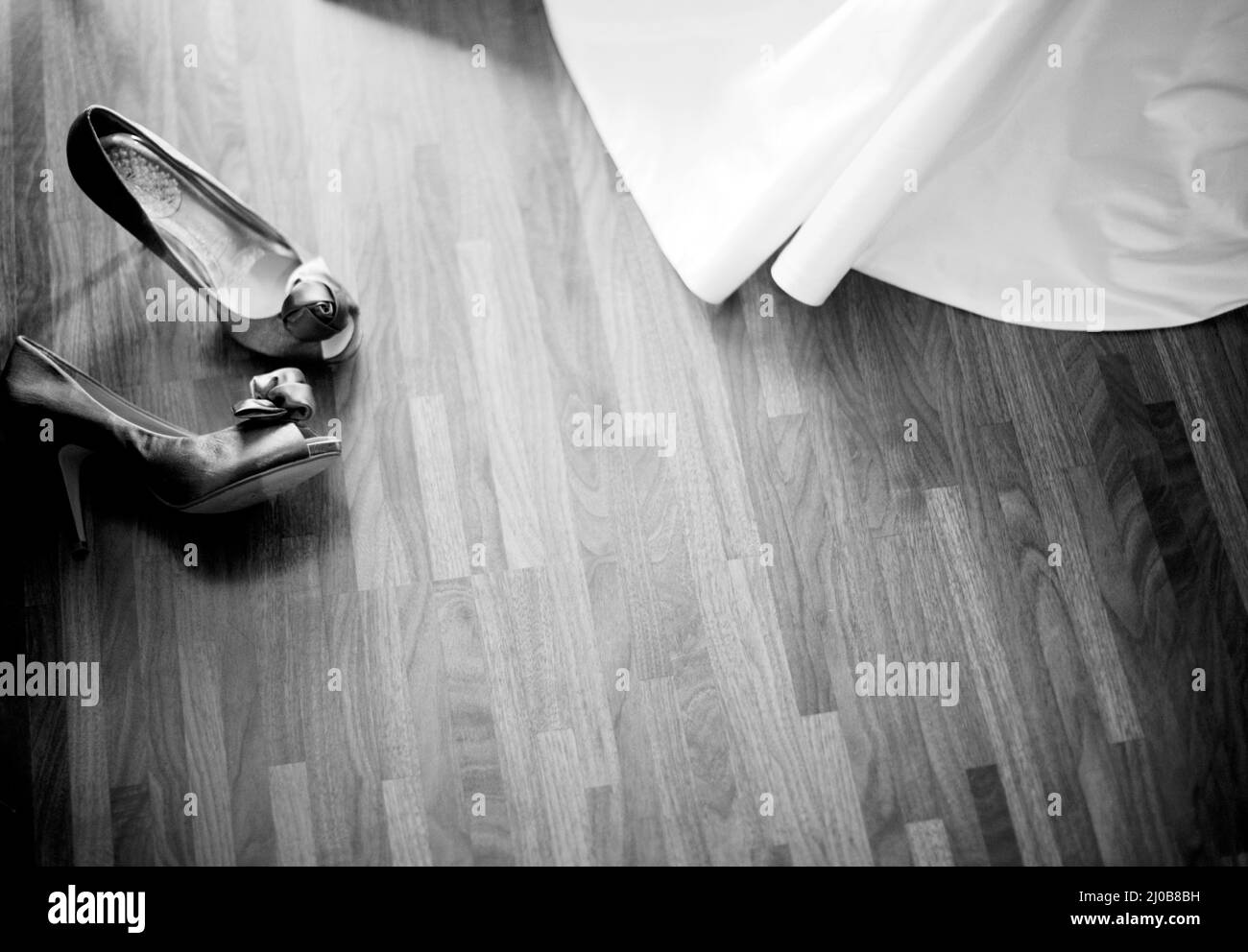 Abito bianco da sposa e scarpe da sposa sul pavimento Foto Stock