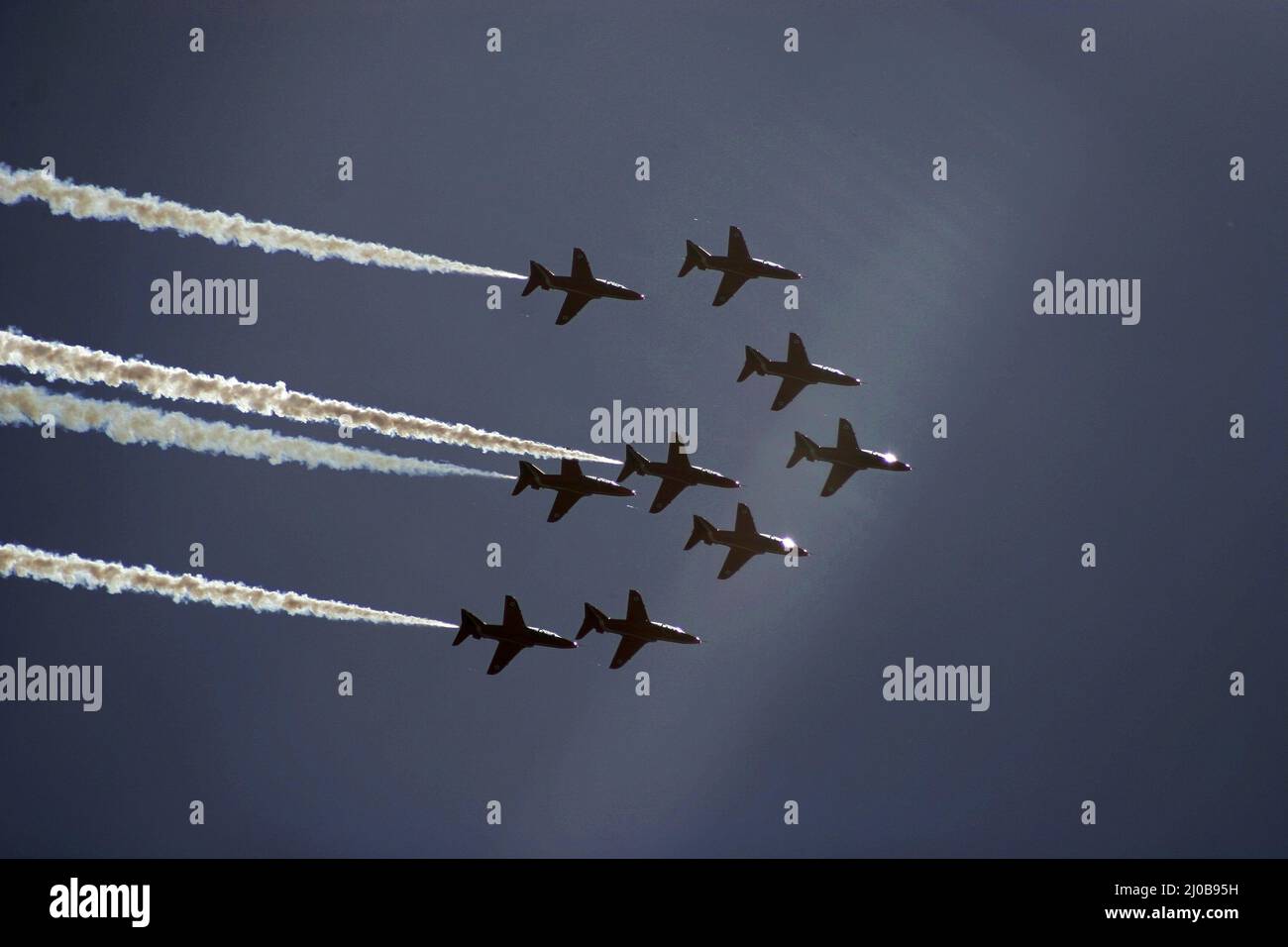 Le frecce rosse mostrano la squadra che vola al sole Foto Stock