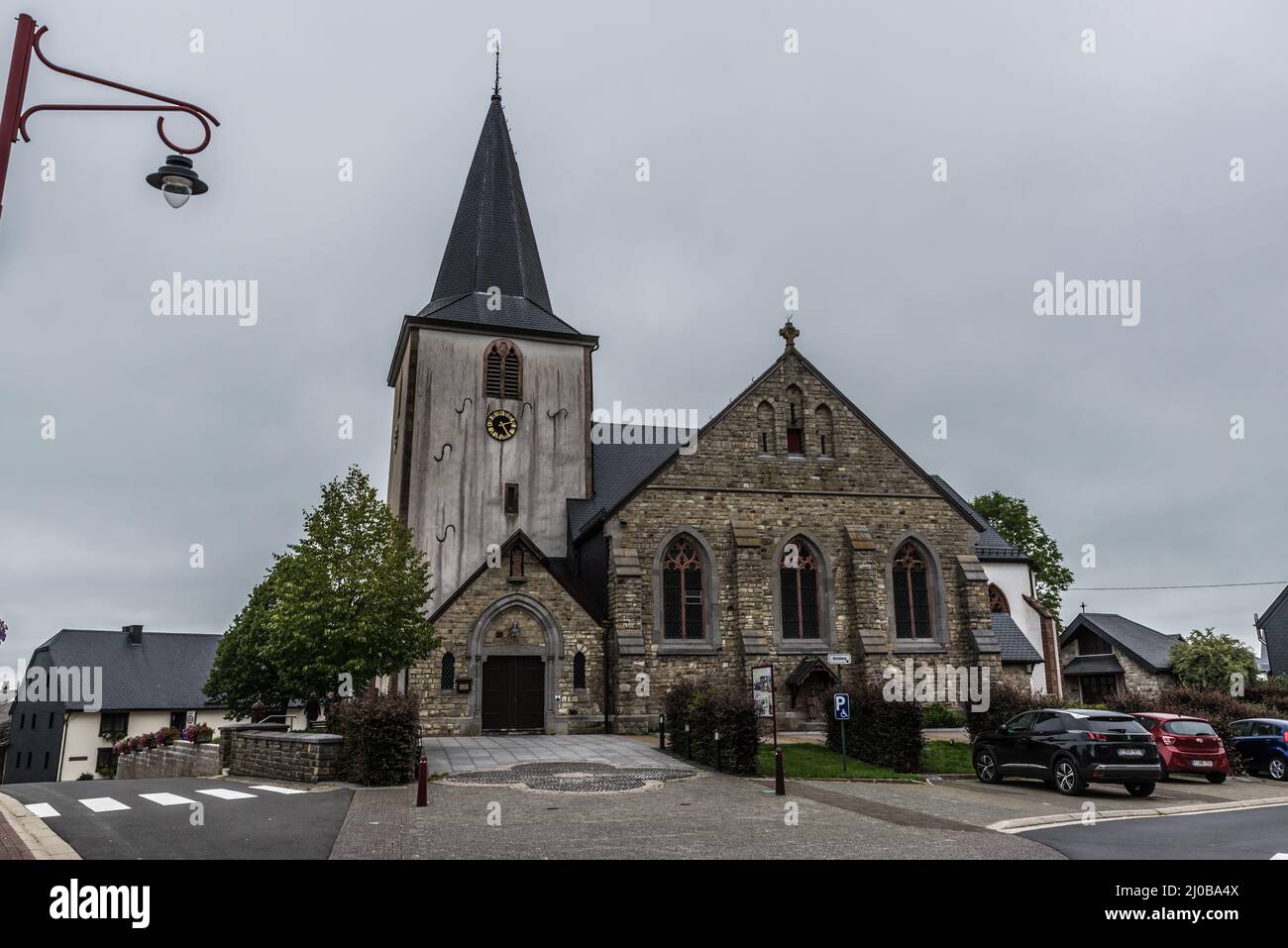 Bullingen, Regione Vallone - Belgio orientale - 08 27 2019 Vista sulla chiesa cattolica locale e la piazza Foto Stock