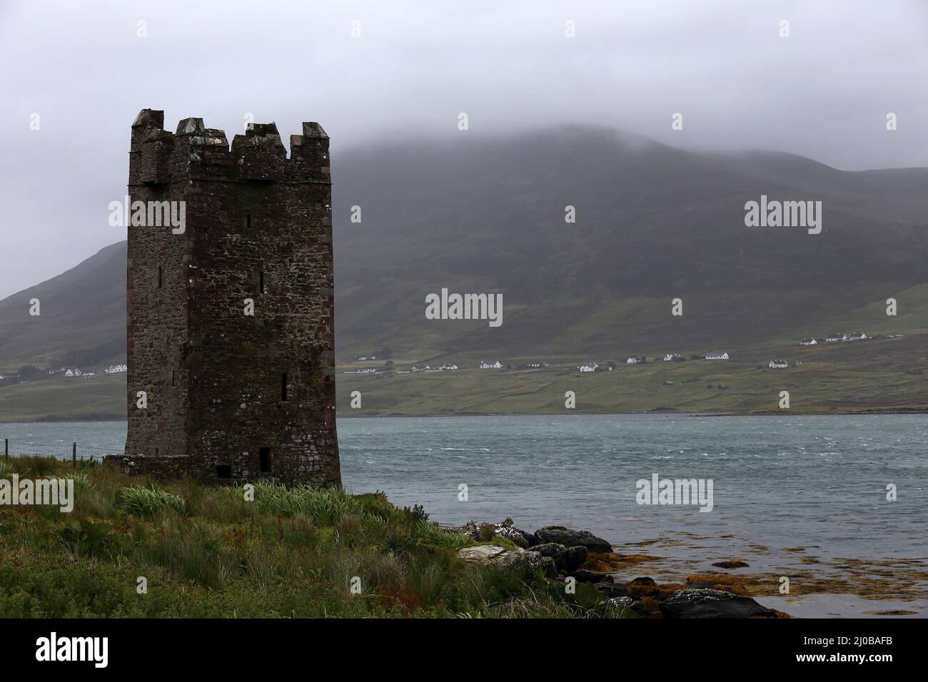 Torre di Cloghmore, isola di Achill, Mayo, Irlanda Foto Stock