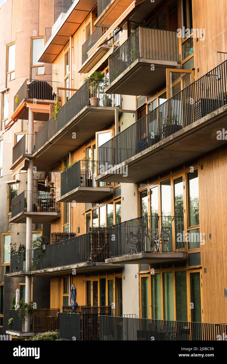 Hammerby, Stoccolma- Svezia - 07 24 2019, facciate e terrazze con balcone di appartamenti residenziali di alta classe Foto Stock