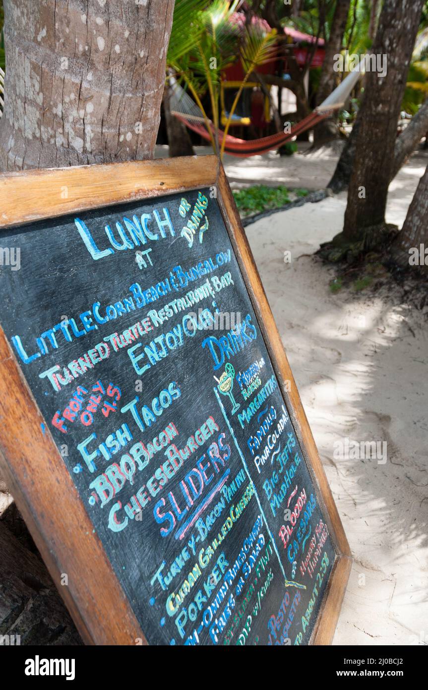 Il menu del pranzo scritto su un shalk black Board presso il bar in spiaggia Foto Stock